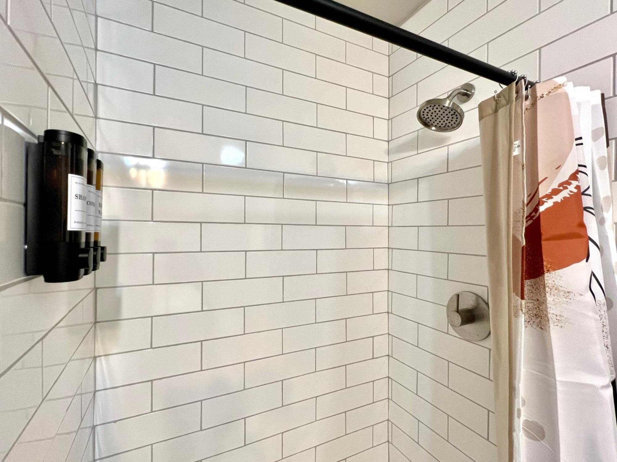 Modern Style Home Near Dt Indy & Major Attractions インディアナポリス エクステリア 写真