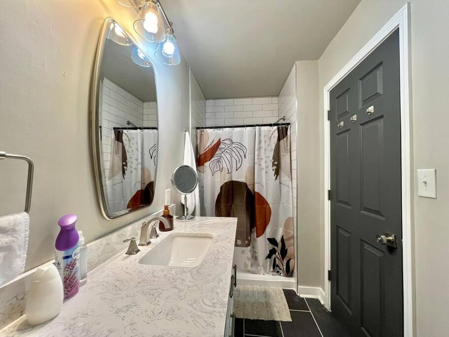 Modern Style Home Near Dt Indy & Major Attractions インディアナポリス エクステリア 写真
