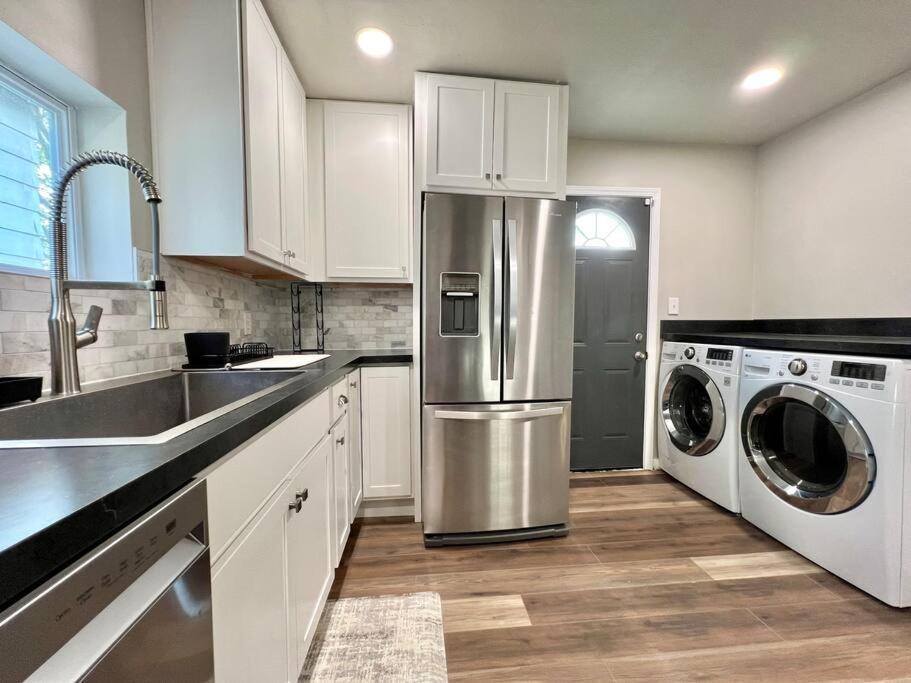 Modern Style Home Near Dt Indy & Major Attractions インディアナポリス エクステリア 写真