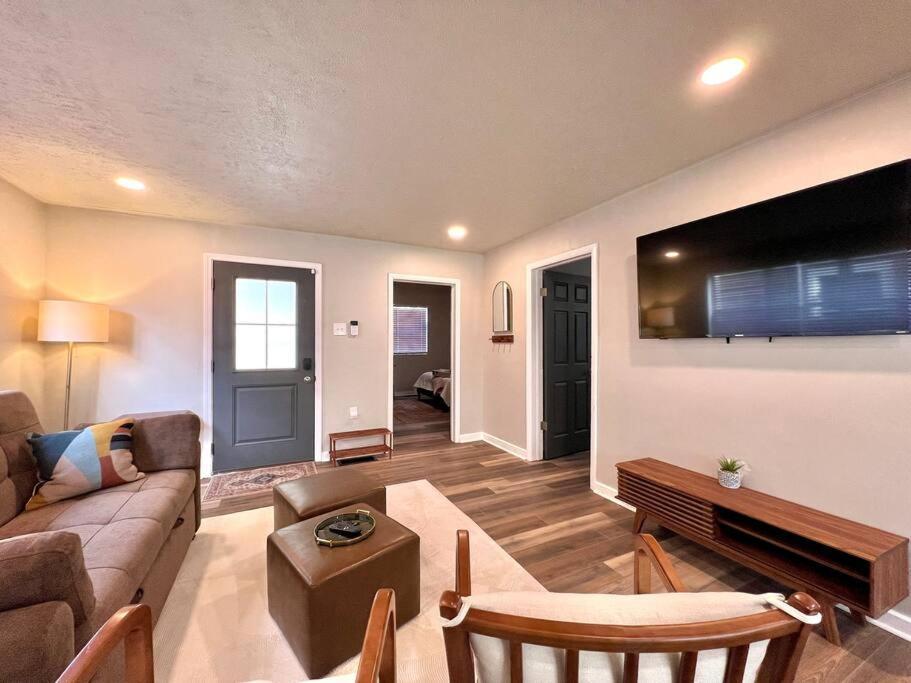 Modern Style Home Near Dt Indy & Major Attractions インディアナポリス エクステリア 写真