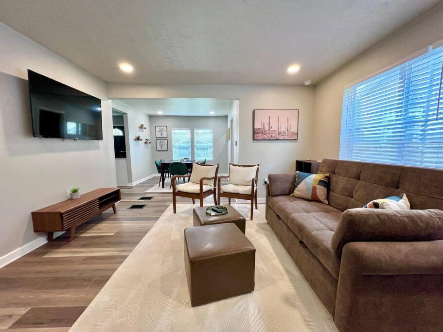Modern Style Home Near Dt Indy & Major Attractions インディアナポリス エクステリア 写真