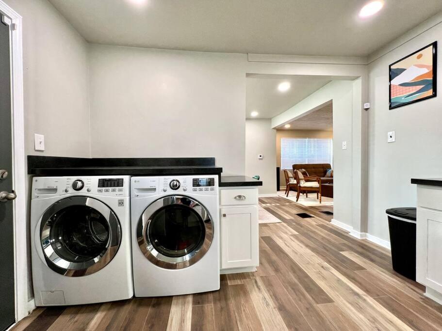 Modern Style Home Near Dt Indy & Major Attractions インディアナポリス エクステリア 写真