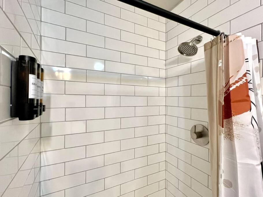 Modern Style Home Near Dt Indy & Major Attractions インディアナポリス エクステリア 写真