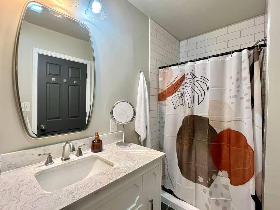 Modern Style Home Near Dt Indy & Major Attractions インディアナポリス エクステリア 写真