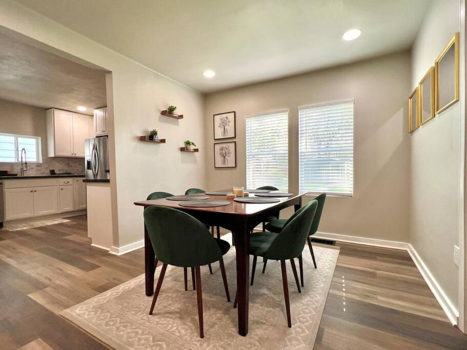 Modern Style Home Near Dt Indy & Major Attractions インディアナポリス エクステリア 写真