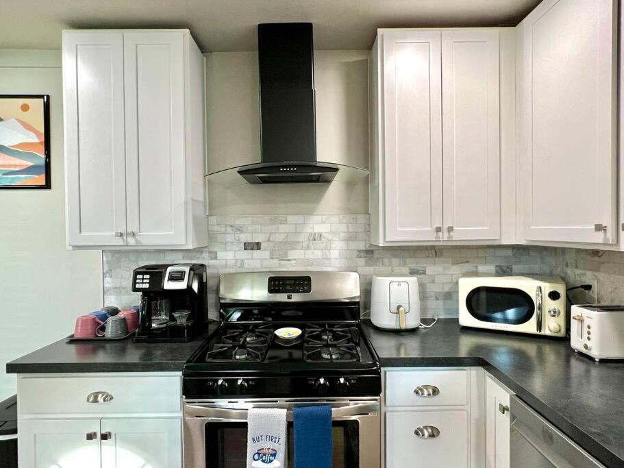 Modern Style Home Near Dt Indy & Major Attractions インディアナポリス エクステリア 写真