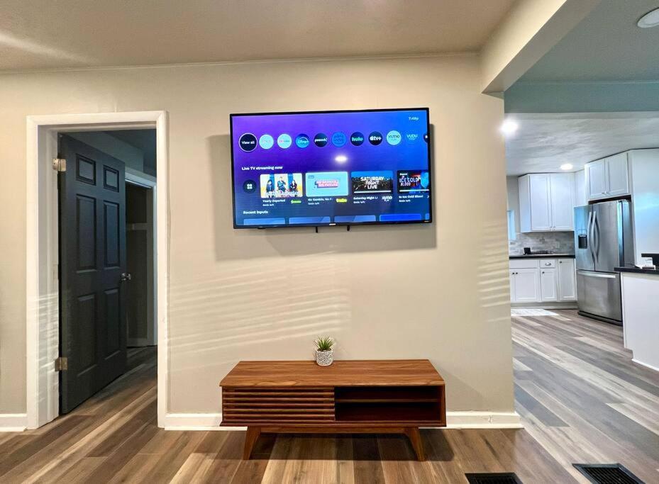 Modern Style Home Near Dt Indy & Major Attractions インディアナポリス エクステリア 写真
